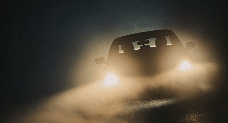 coche conduciendo en la niebla