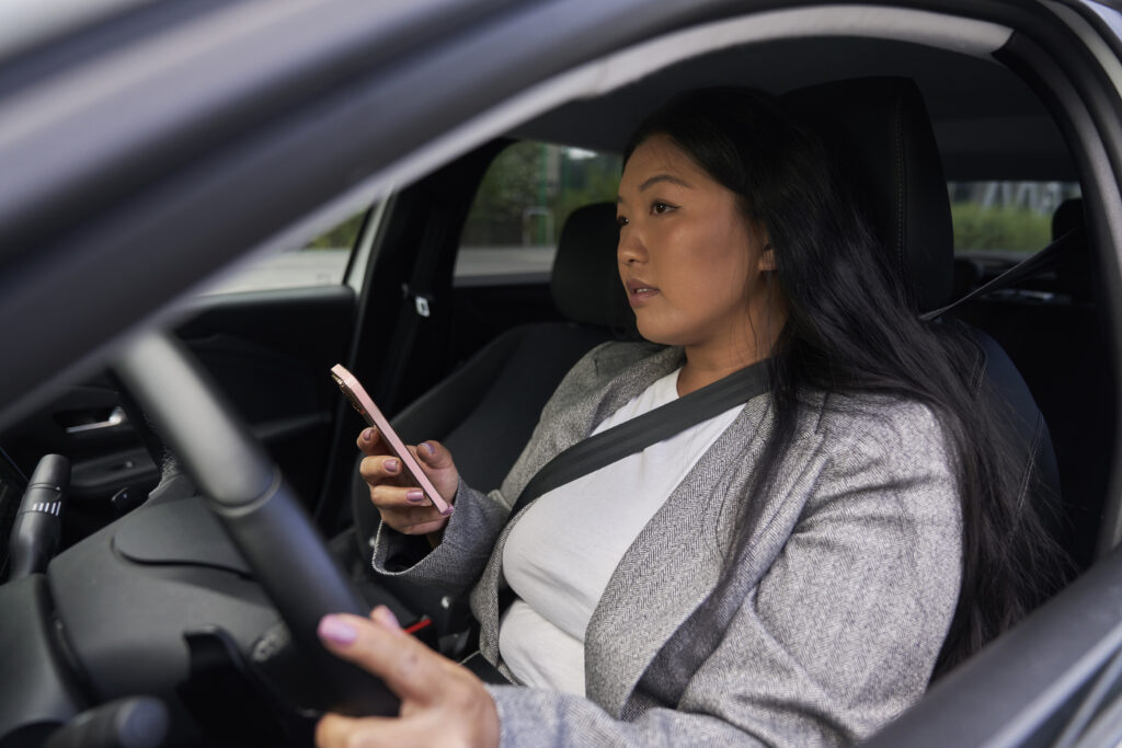 woman texting and driving